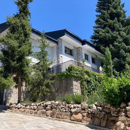 Los Cedros, Gran Chalet Con Piscina Y Apartamento En Navacerrada Villa Luaran gambar