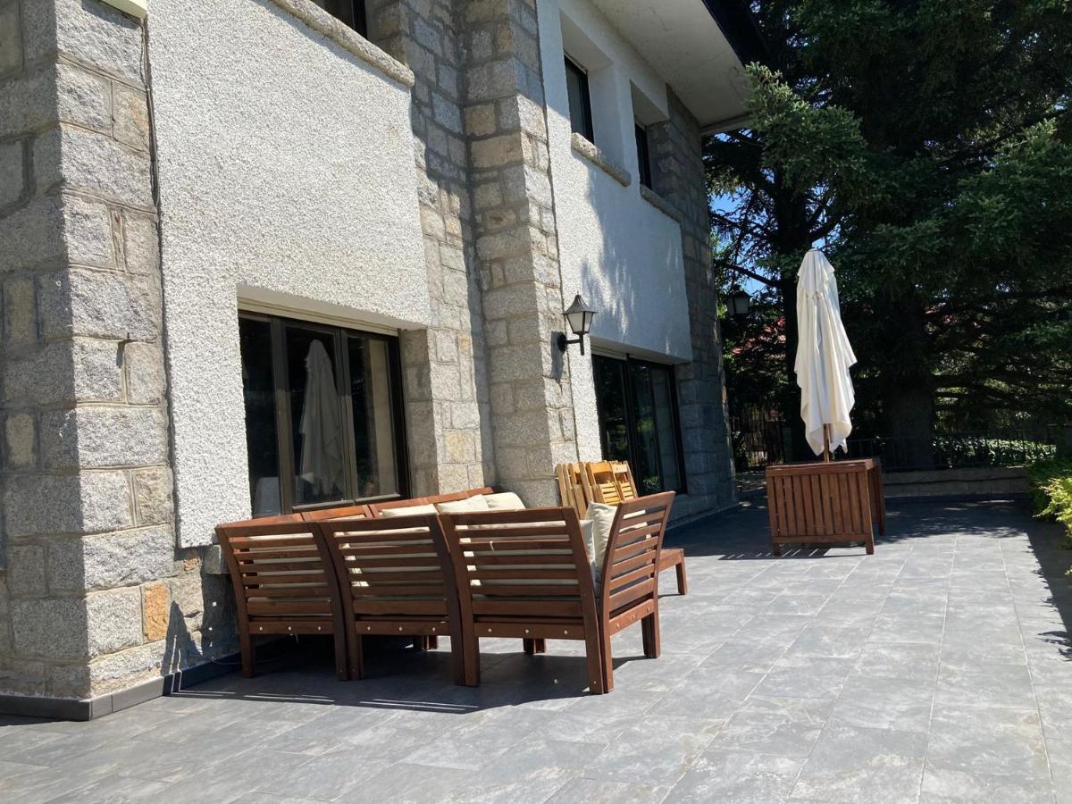 Los Cedros, Gran Chalet Con Piscina Y Apartamento En Navacerrada Villa Luaran gambar