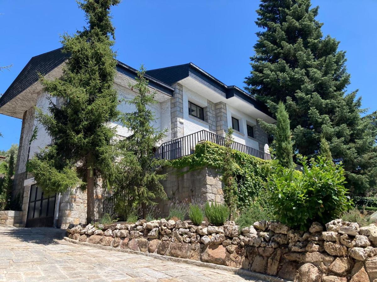 Los Cedros, Gran Chalet Con Piscina Y Apartamento En Navacerrada Villa Luaran gambar