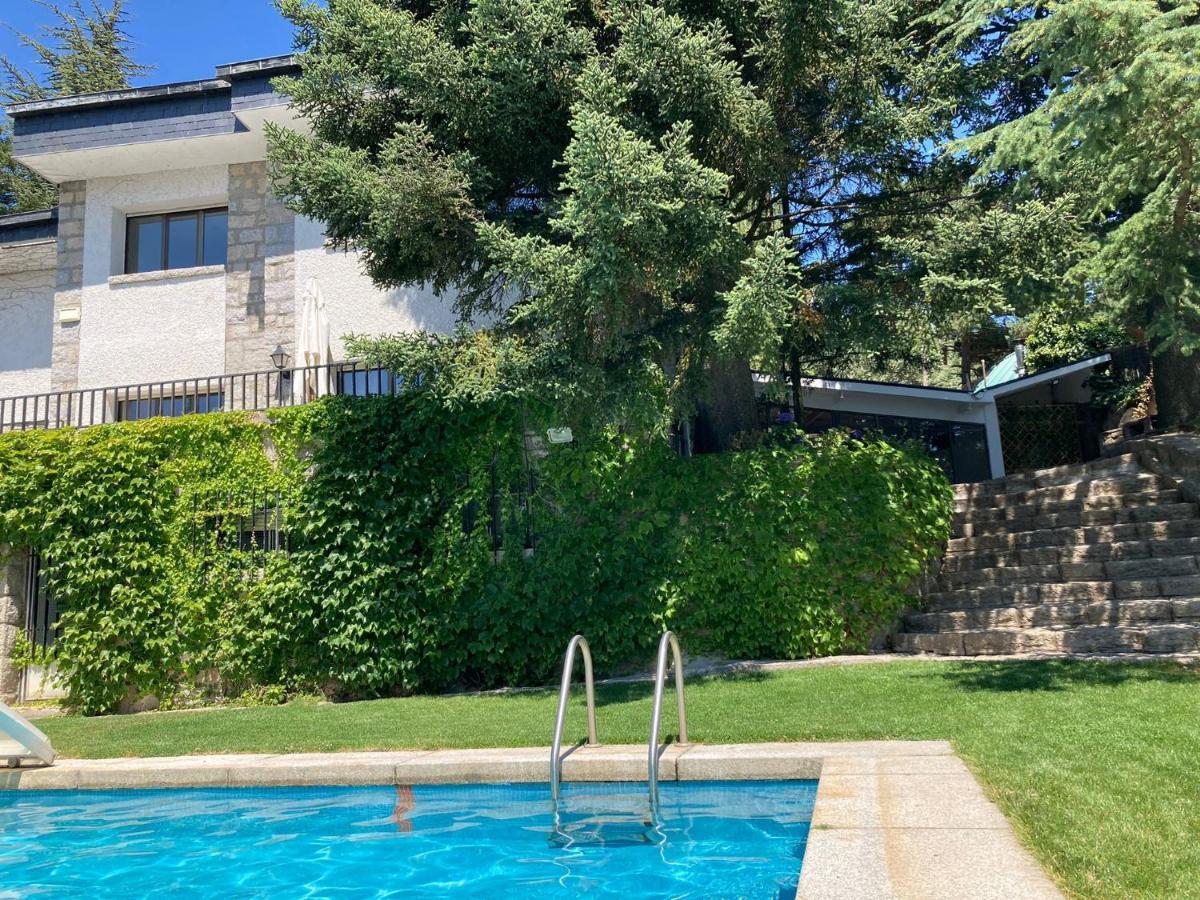 Los Cedros, Gran Chalet Con Piscina Y Apartamento En Navacerrada Villa Luaran gambar