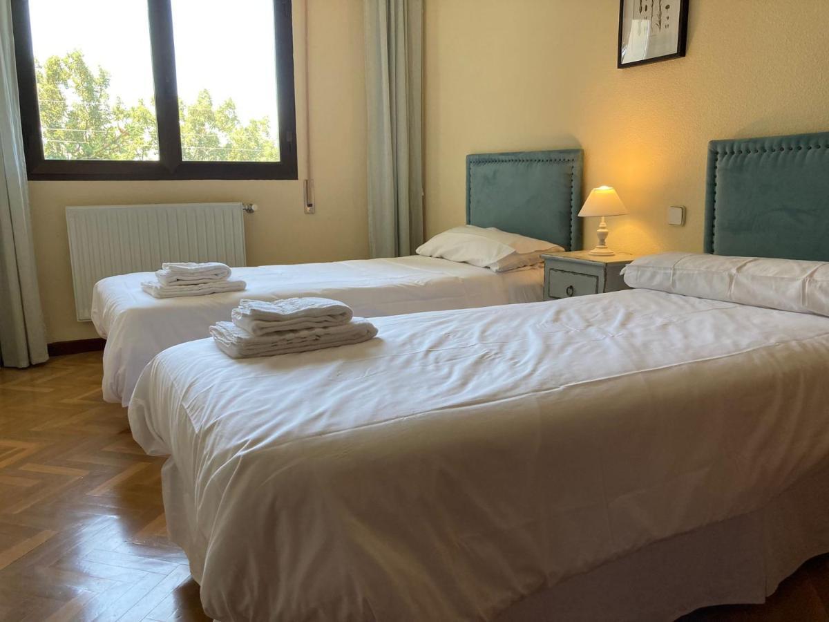 Los Cedros, Gran Chalet Con Piscina Y Apartamento En Navacerrada Luaran gambar