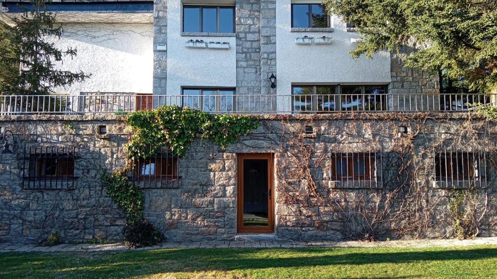 Los Cedros, Gran Chalet Con Piscina Y Apartamento En Navacerrada Luaran gambar