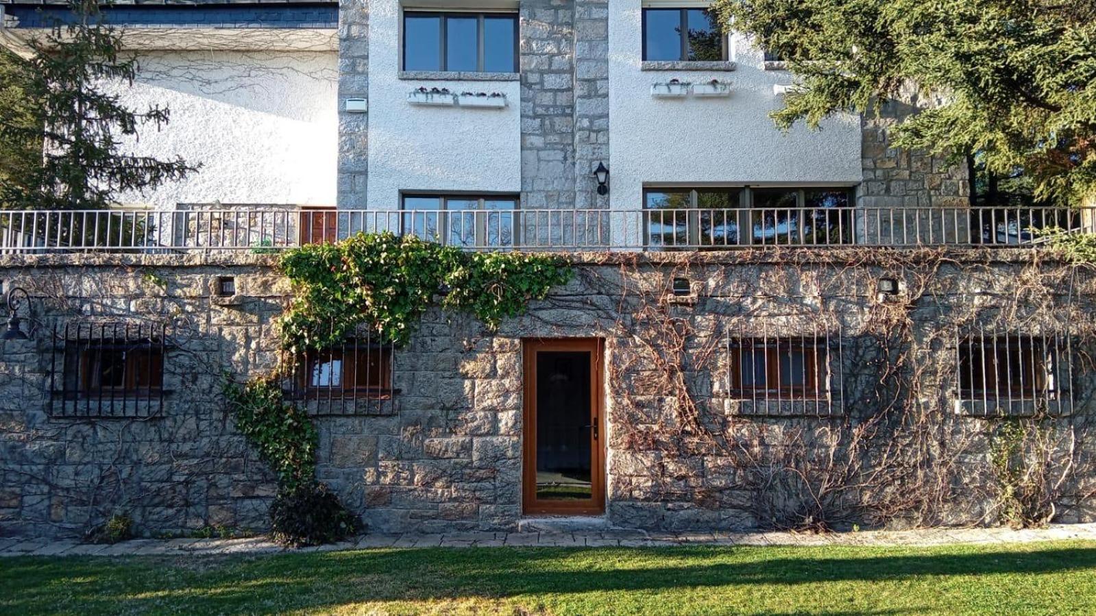 Los Cedros, Gran Chalet Con Piscina Y Apartamento En Navacerrada Villa Luaran gambar