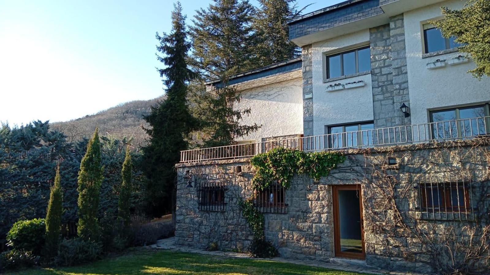 Los Cedros, Gran Chalet Con Piscina Y Apartamento En Navacerrada Villa Luaran gambar